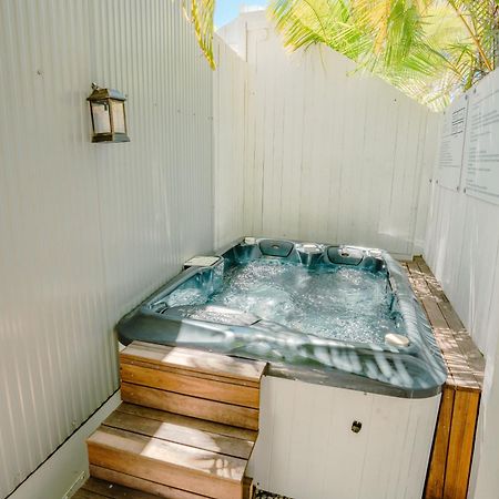 Private Outdoor Spa, Fire Pit, Cinema Room - The Cottage Coolum Beach Luaran gambar